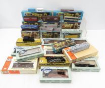 Athearn HO train cars & accessories in boxes