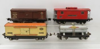 4 Lionel pre-war tin train cars No. 814 No. 817