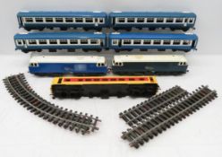 7 Blue Flier Plastic Train Cars and Track, England