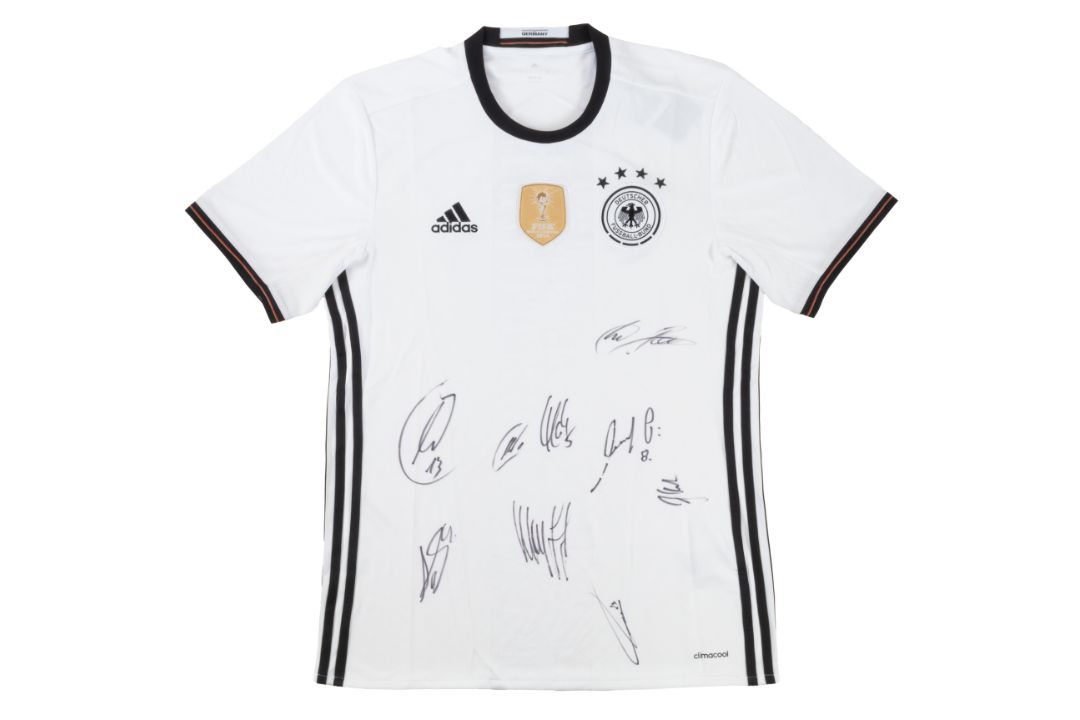Von 9 Spielern signiertes Deutschland Trikot – Germany national team jersey signed by 9 players - Bild 1 aus 4