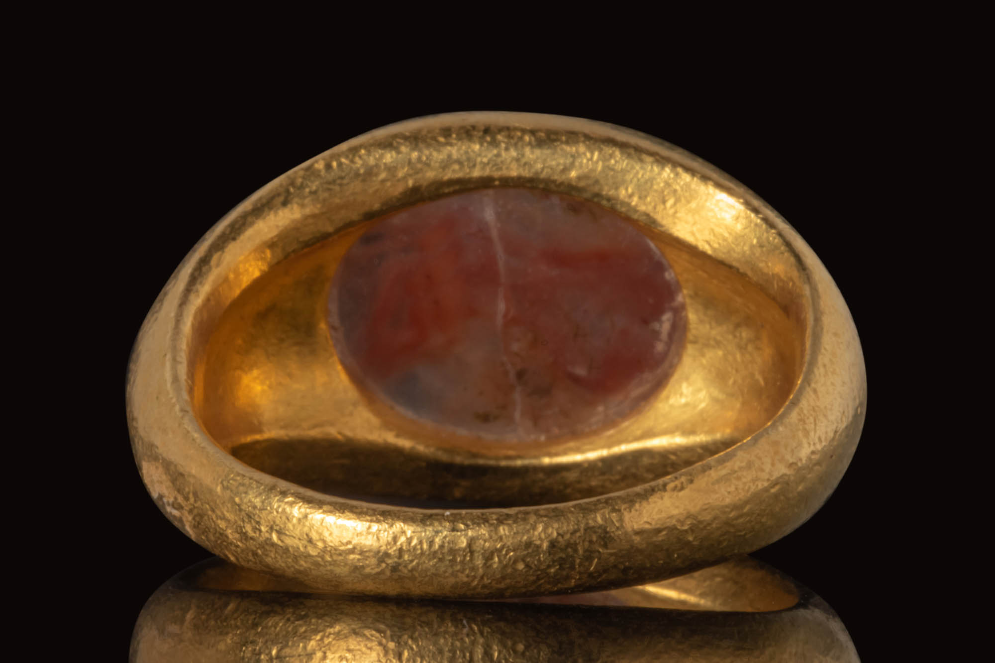 ROMAN GOLD RING WITH CARNELIAN INTAGLIO WITH A WINGED CENTAURUS - Image 5 of 6