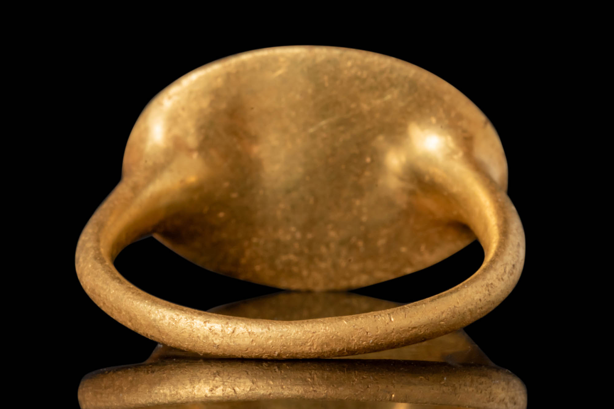 GREEK GOLD RING WITH GRIFFON HUNTING A HORSE - Image 4 of 5