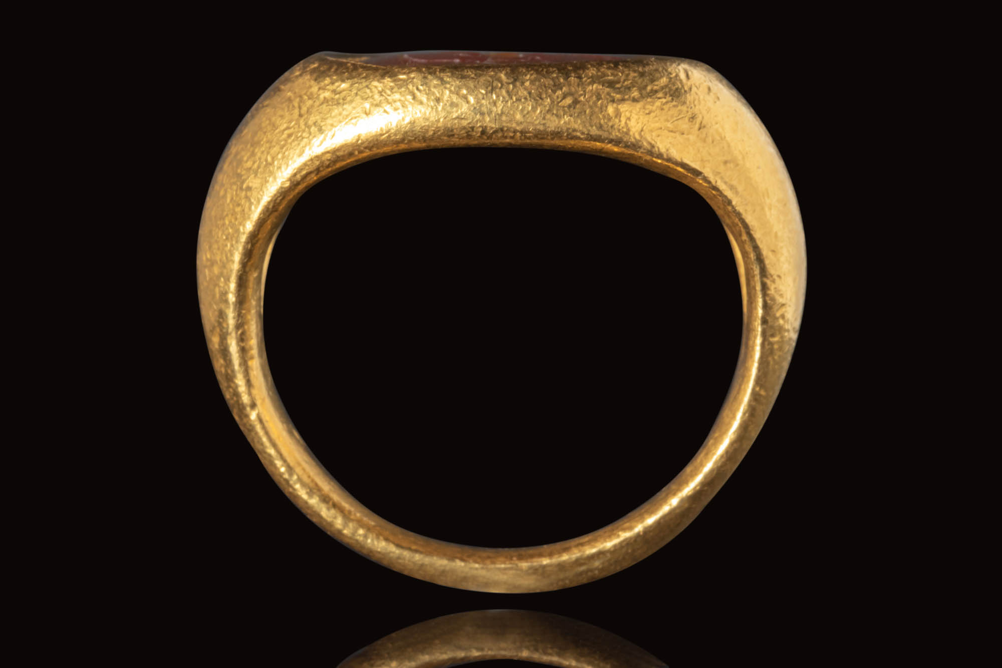 ROMAN GOLD RING WITH CARNELIAN INTAGLIO WITH A WINGED CENTAURUS - Image 6 of 6