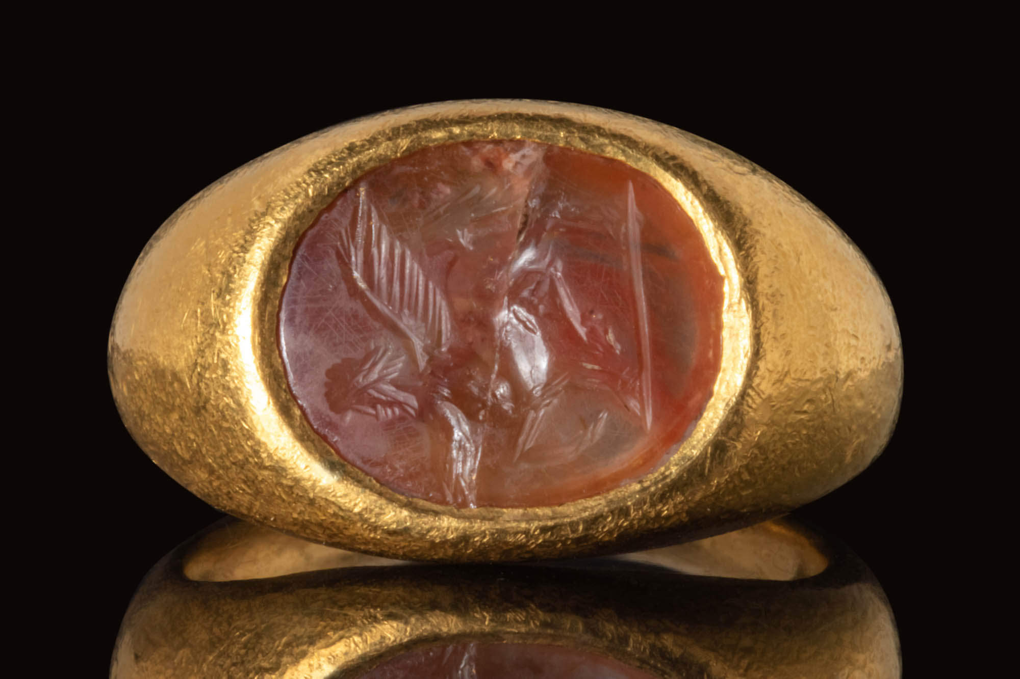 ROMAN GOLD RING WITH CARNELIAN INTAGLIO WITH A WINGED CENTAURUS - Image 2 of 6