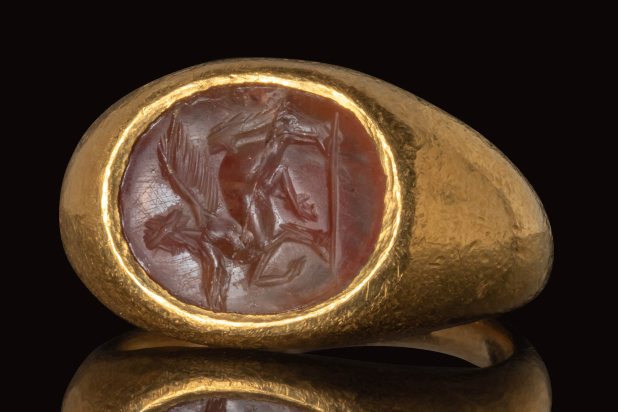 ROMAN GOLD RING WITH CARNELIAN INTAGLIO WITH A WINGED CENTAURUS - Image 3 of 6