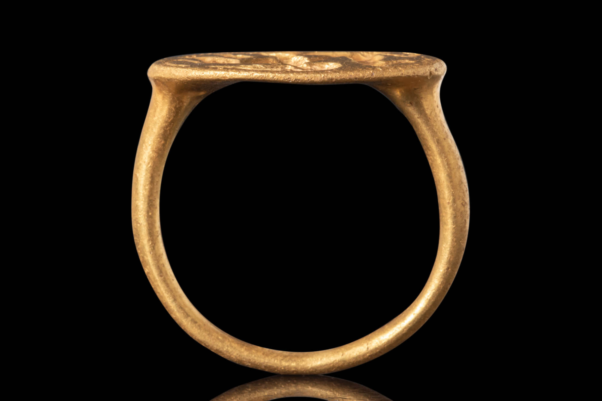GREEK GOLD RING WITH GRIFFON HUNTING A HORSE - Image 5 of 5