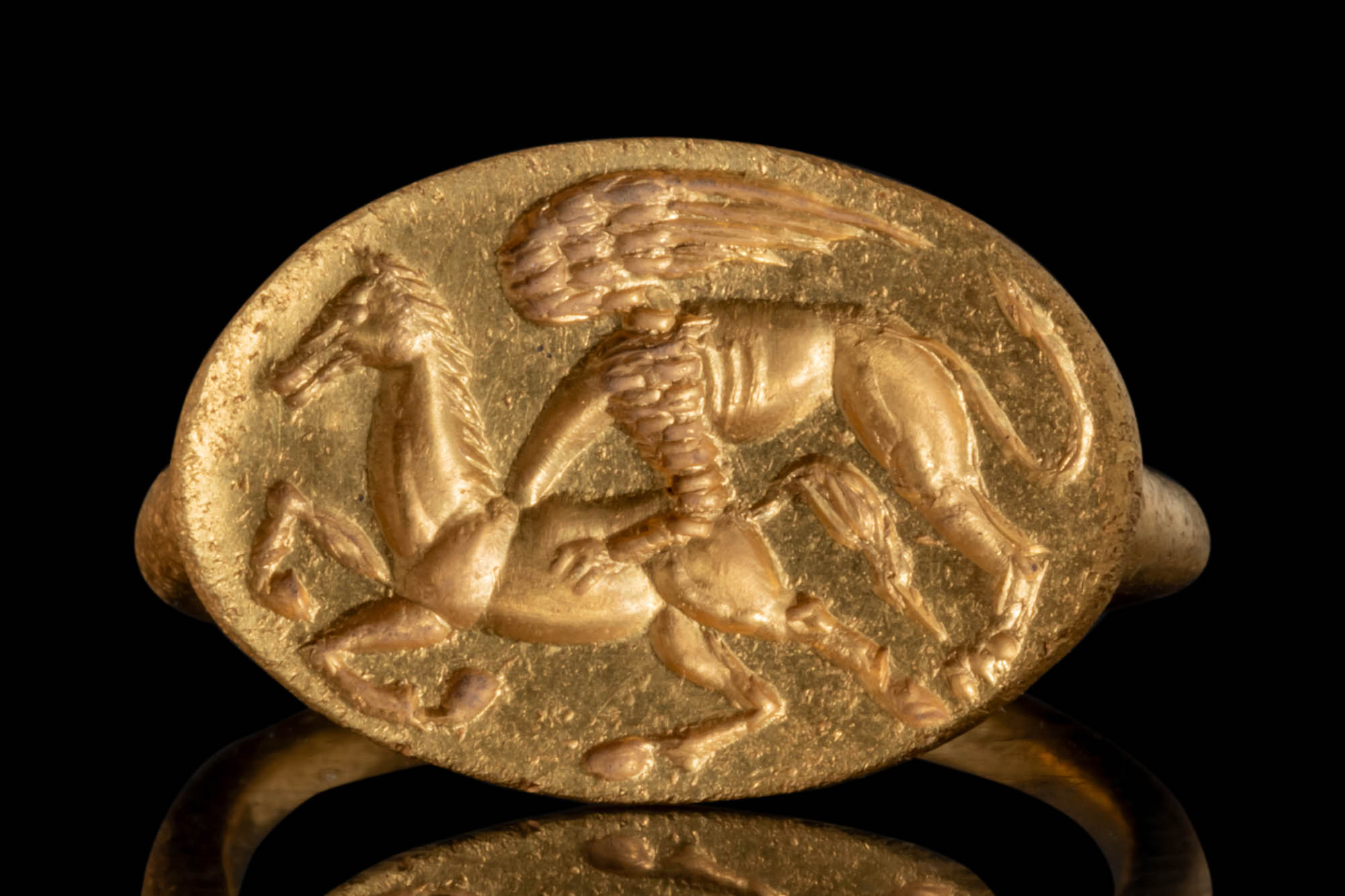 GREEK GOLD RING WITH GRIFFON HUNTING A HORSE - Image 2 of 5