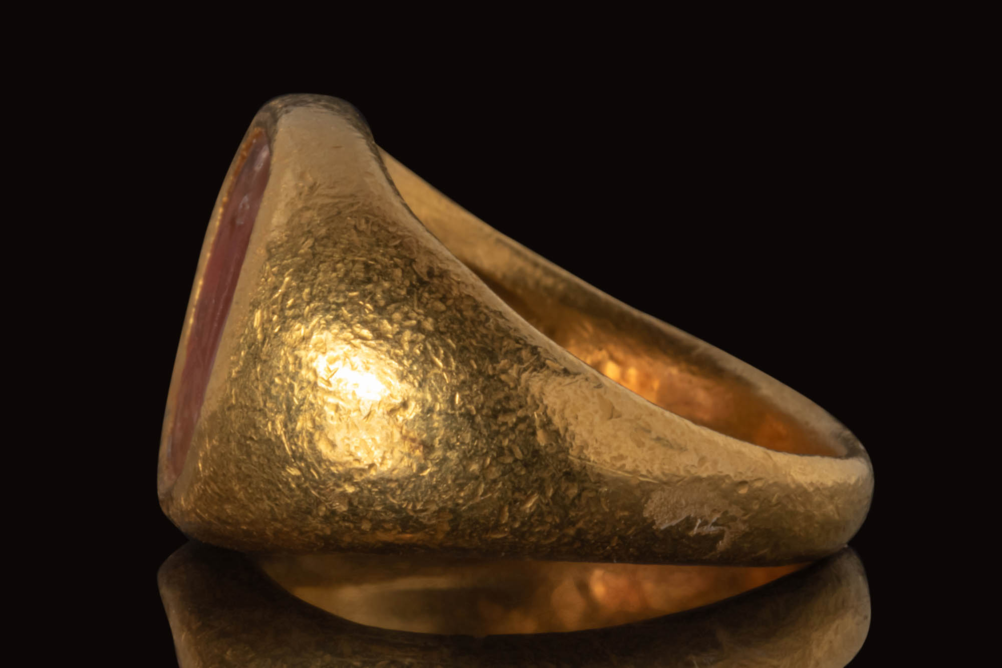 ROMAN GOLD RING WITH CARNELIAN INTAGLIO WITH A WINGED CENTAURUS - Image 4 of 6