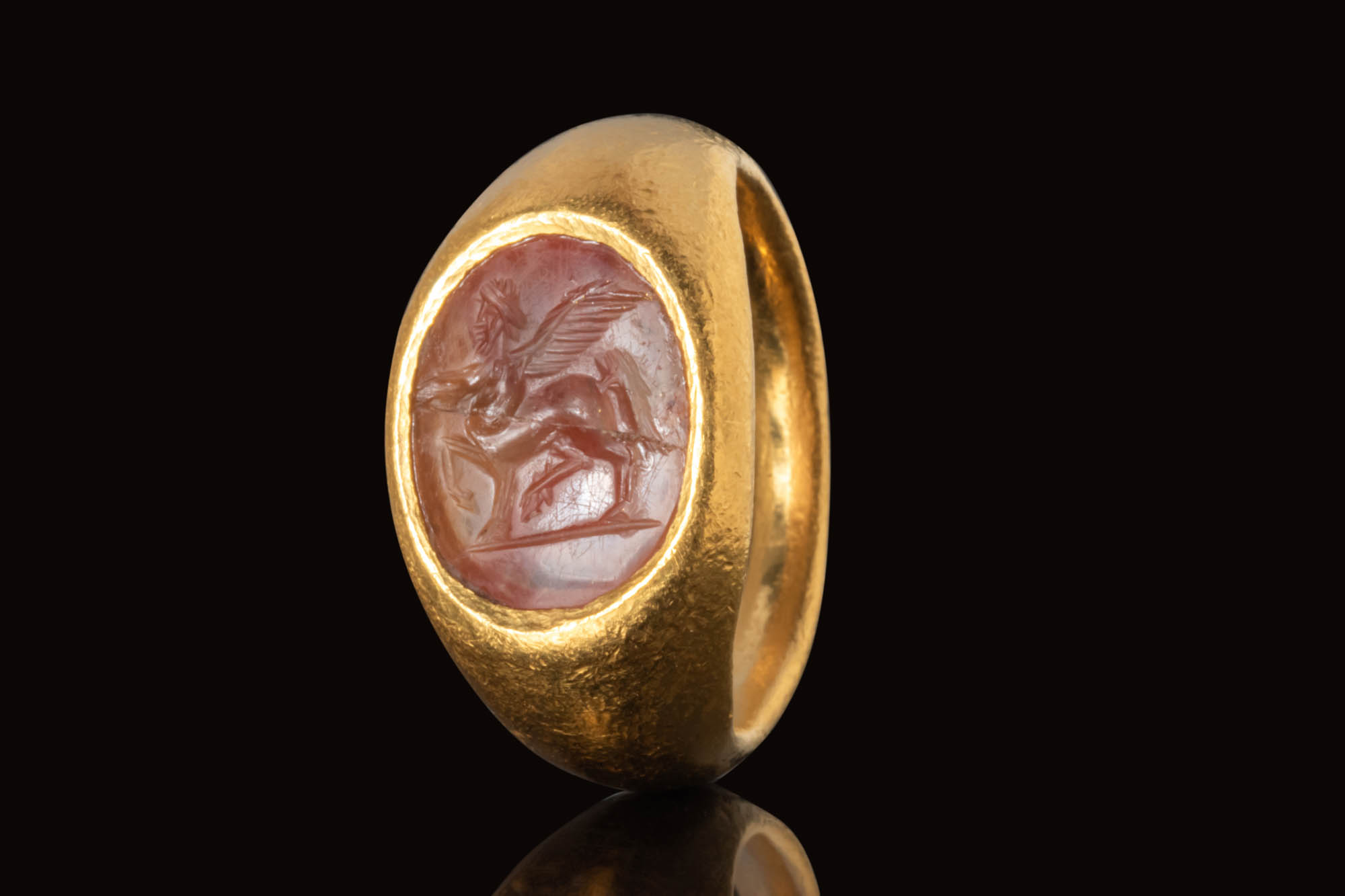 ROMAN GOLD RING WITH CARNELIAN INTAGLIO WITH A WINGED CENTAURUS