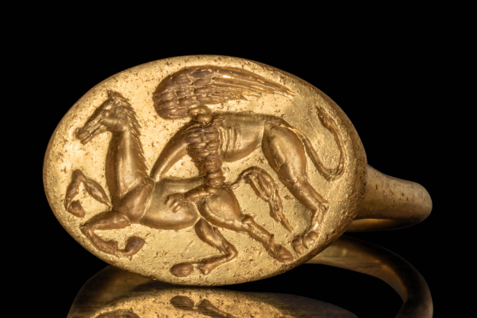 GREEK GOLD RING WITH GRIFFON HUNTING A HORSE