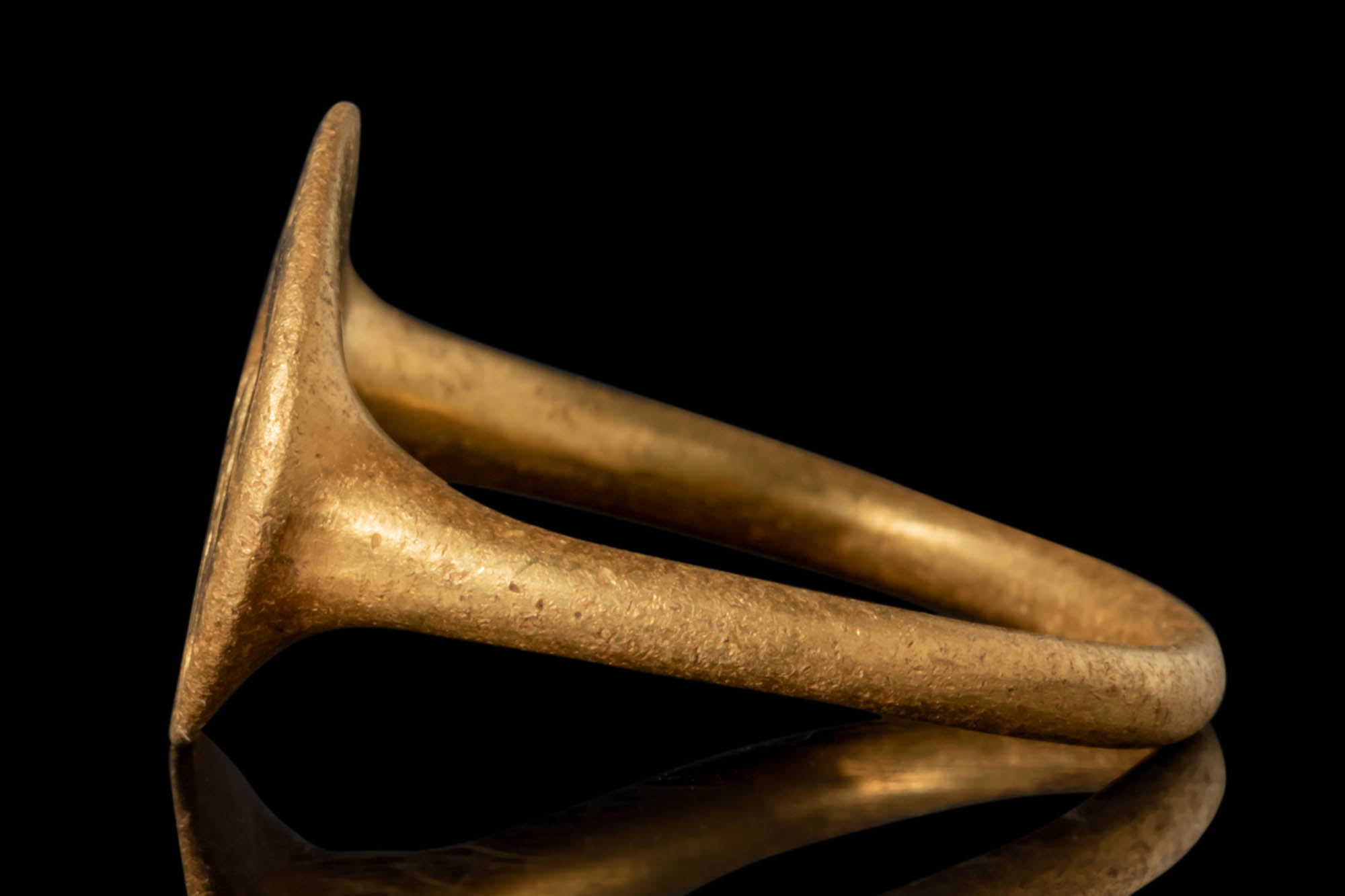 GREEK GOLD RING WITH GRIFFON HUNTING A HORSE - Image 3 of 5