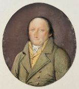 Miniatur, Portrait eines Herrn, Mischtechnik/ Papier, oval, Altersspuren, 9 x 7,8 cm. Miniature,