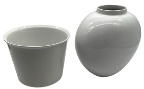 Vase und großer Blumenübertopf