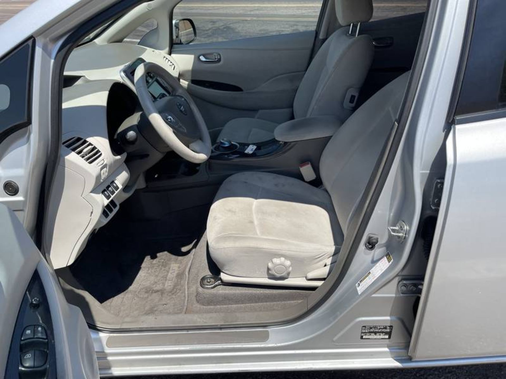2012 Nissan LEAF 4 Door Hatchback - Image 13 of 40