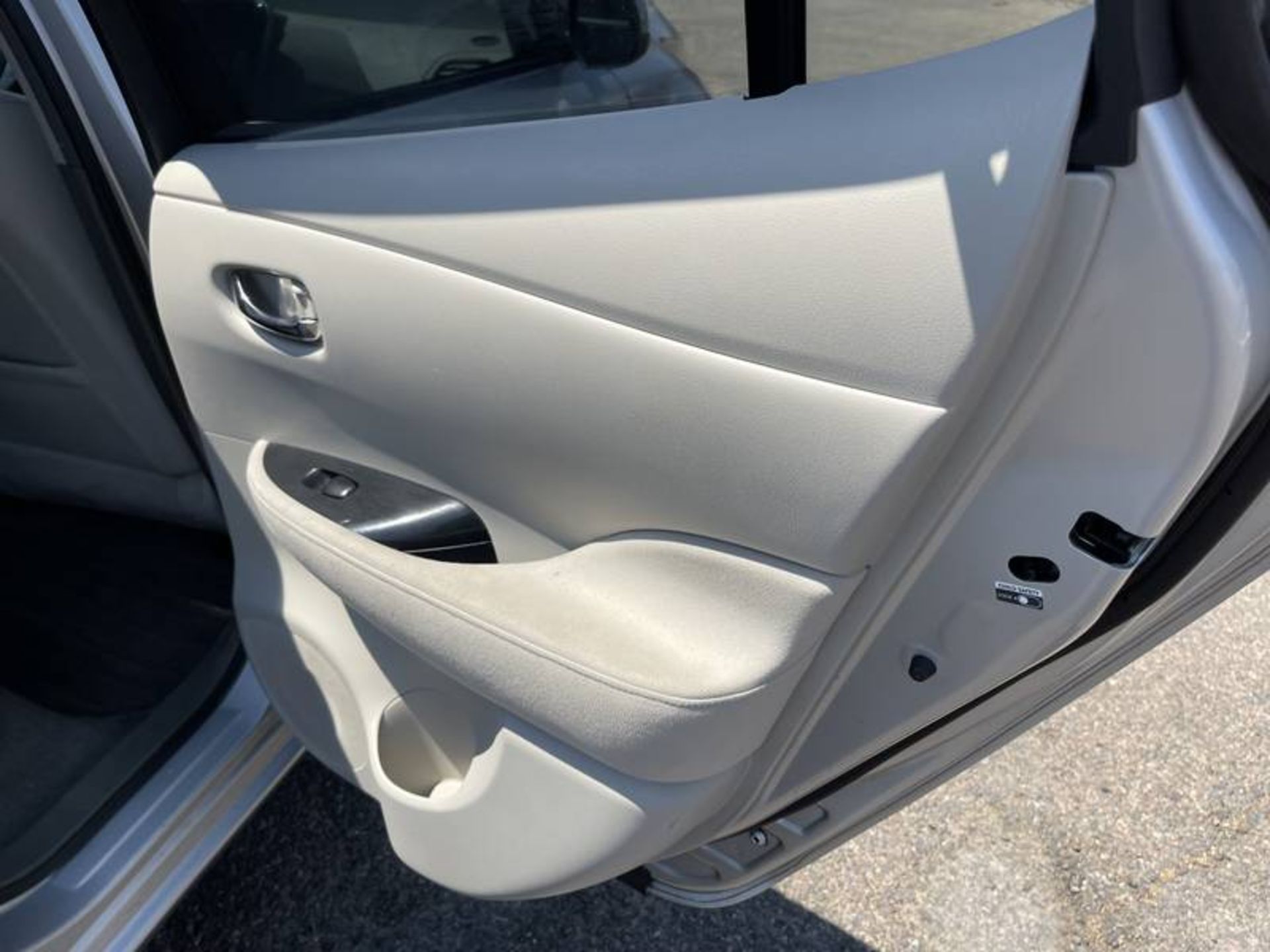 2012 Nissan LEAF 4 Door Hatchback - Image 23 of 40