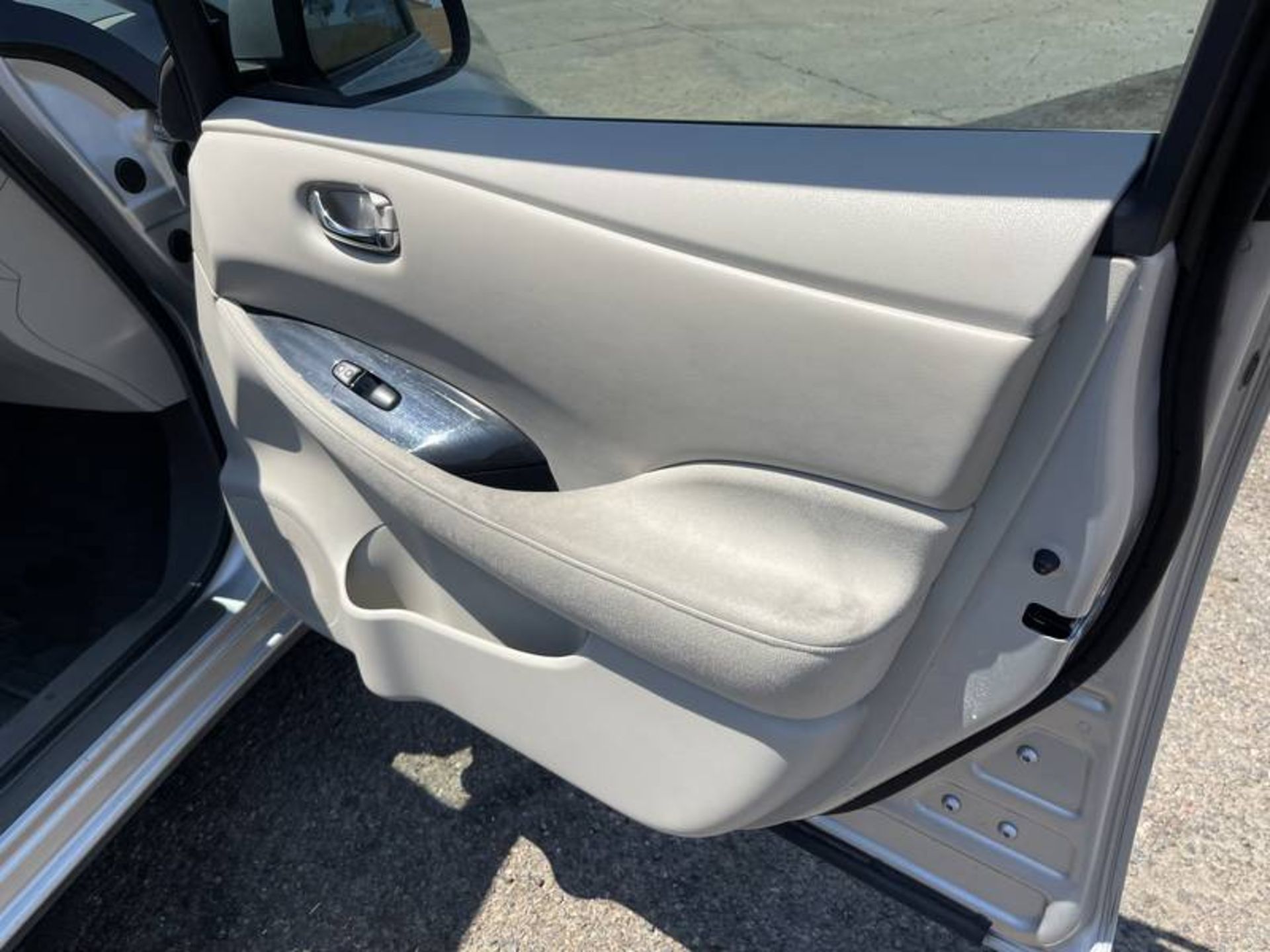 2012 Nissan LEAF 4 Door Hatchback - Image 26 of 40