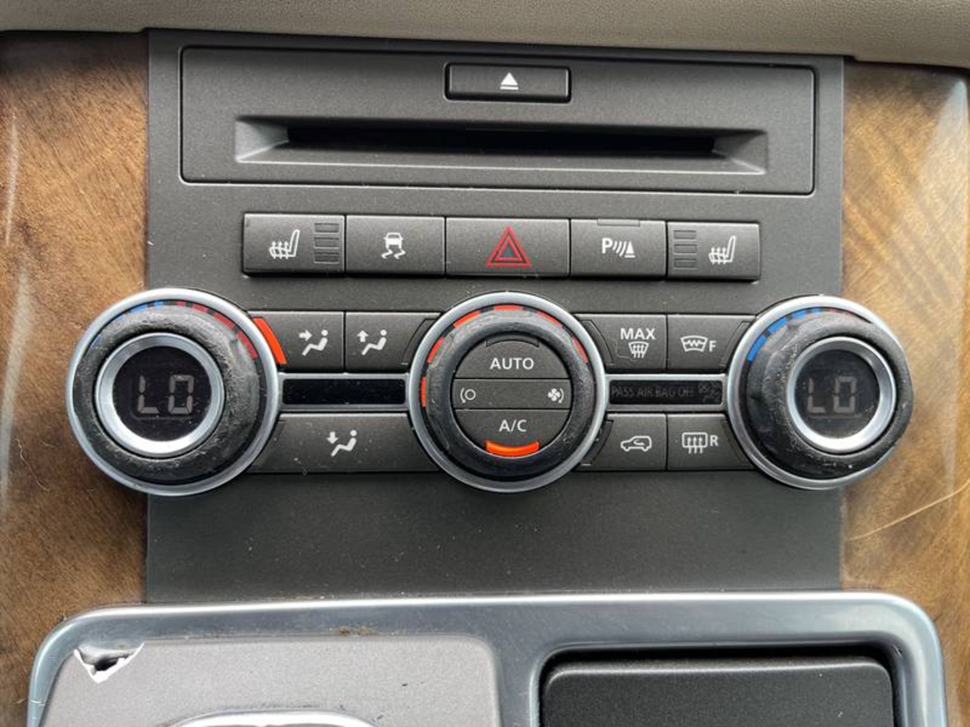 2010 Land Rover Range Rover Sport HSE 4 Door SUV - Image 33 of 40