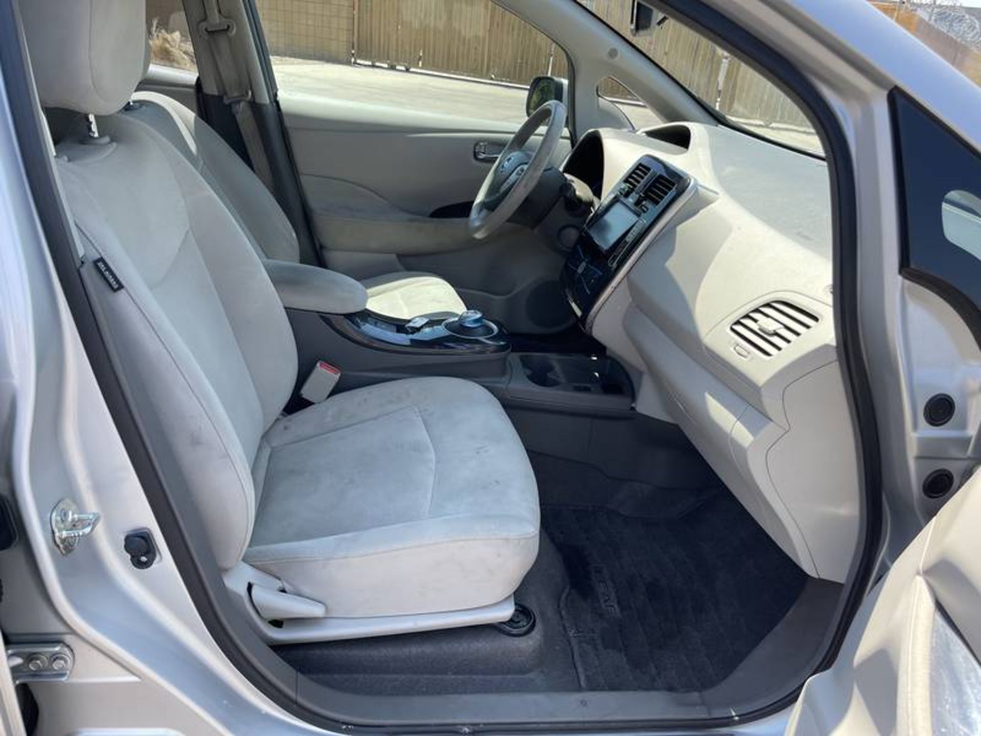 2012 Nissan LEAF 4 Door Hatchback - Image 22 of 40