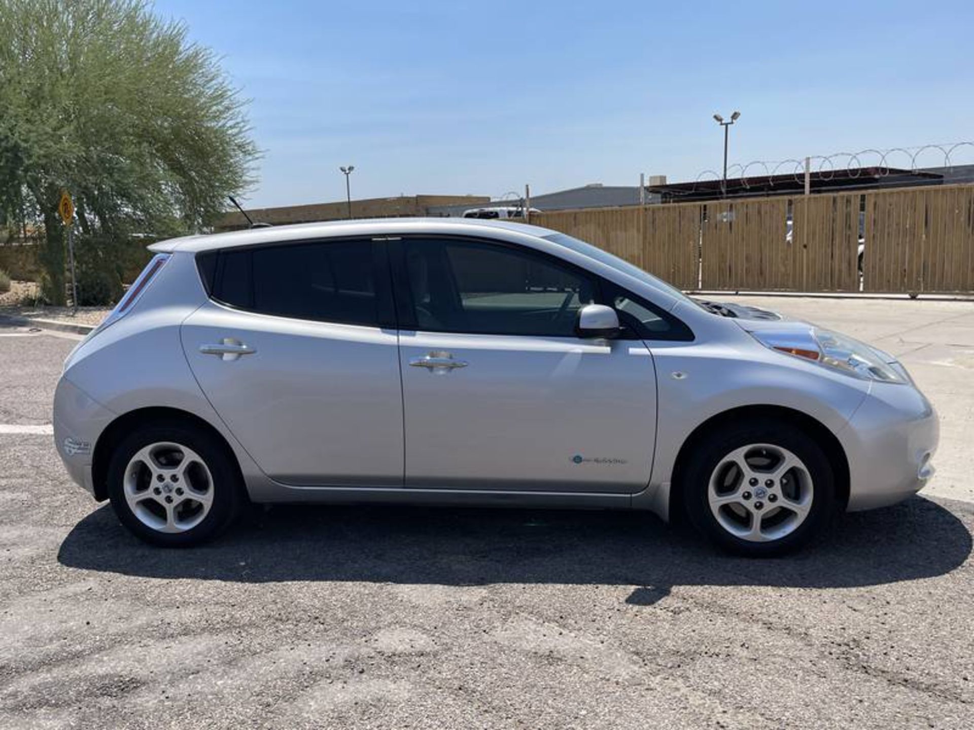2012 Nissan LEAF 4 Door Hatchback - Image 9 of 40
