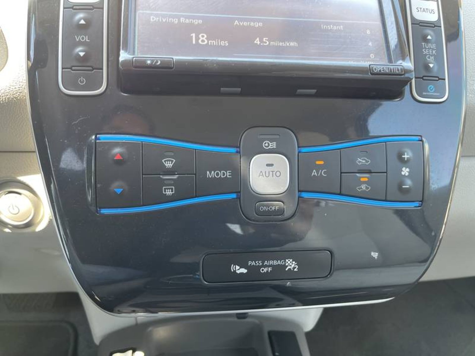 2012 Nissan LEAF 4 Door Hatchback - Image 36 of 40