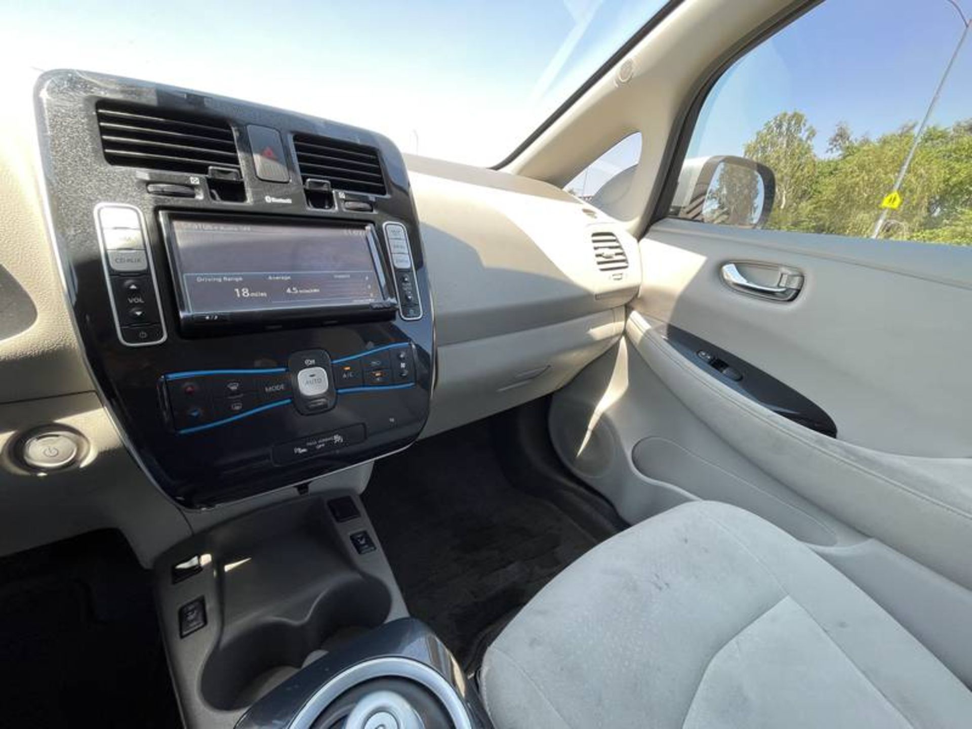 2012 Nissan LEAF 4 Door Hatchback - Image 33 of 40