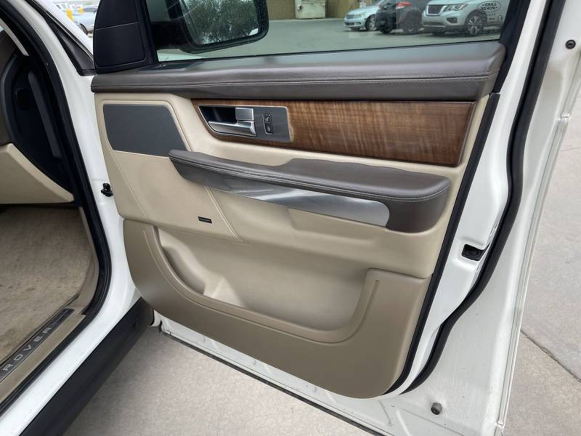 2010 Land Rover Range Rover Sport HSE 4 Door SUV - Image 28 of 40