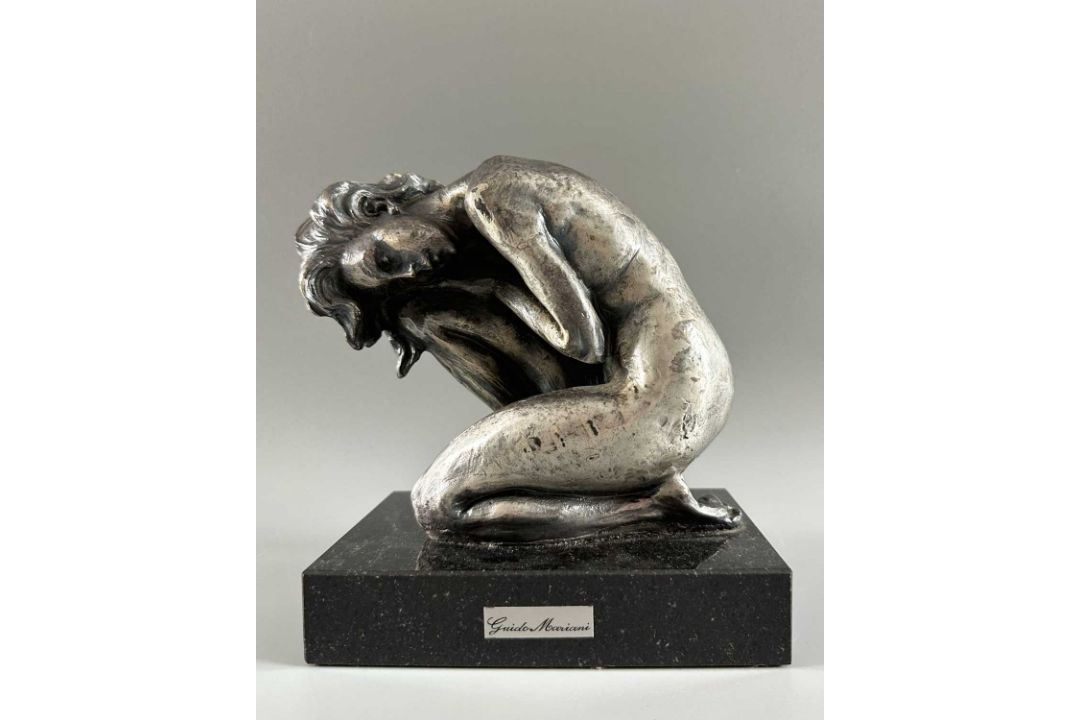 Mariani, Guido (1950-2021), Figur knieender Akt, silberfarbene Bronze, Studio 3 - Bild 1 aus 9