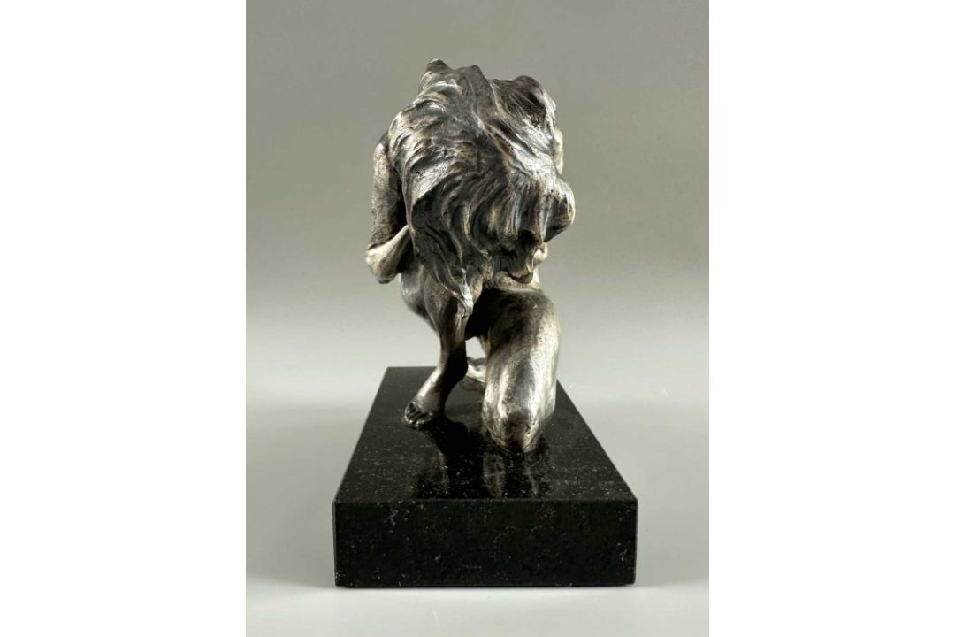 Mariani, Guido (1950-2021), Figur knieender Akt, silberfarbene Bronze, Studio 3 - Bild 7 aus 9