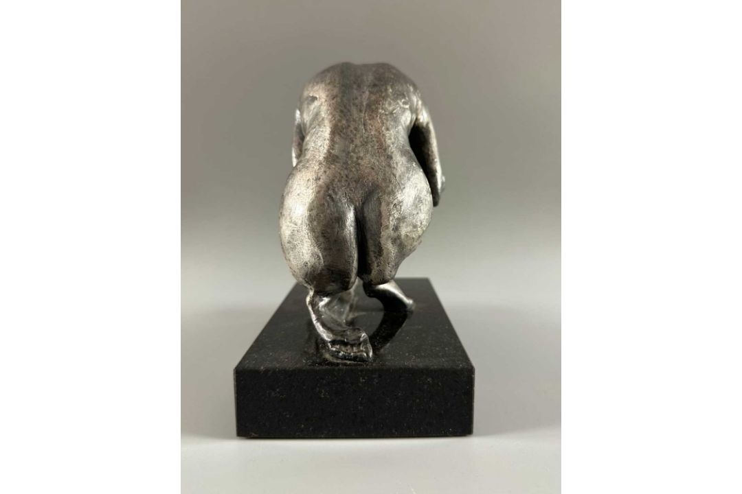Mariani, Guido (1950-2021), Figur knieender Akt, silberfarbene Bronze, Studio 3 - Bild 6 aus 9