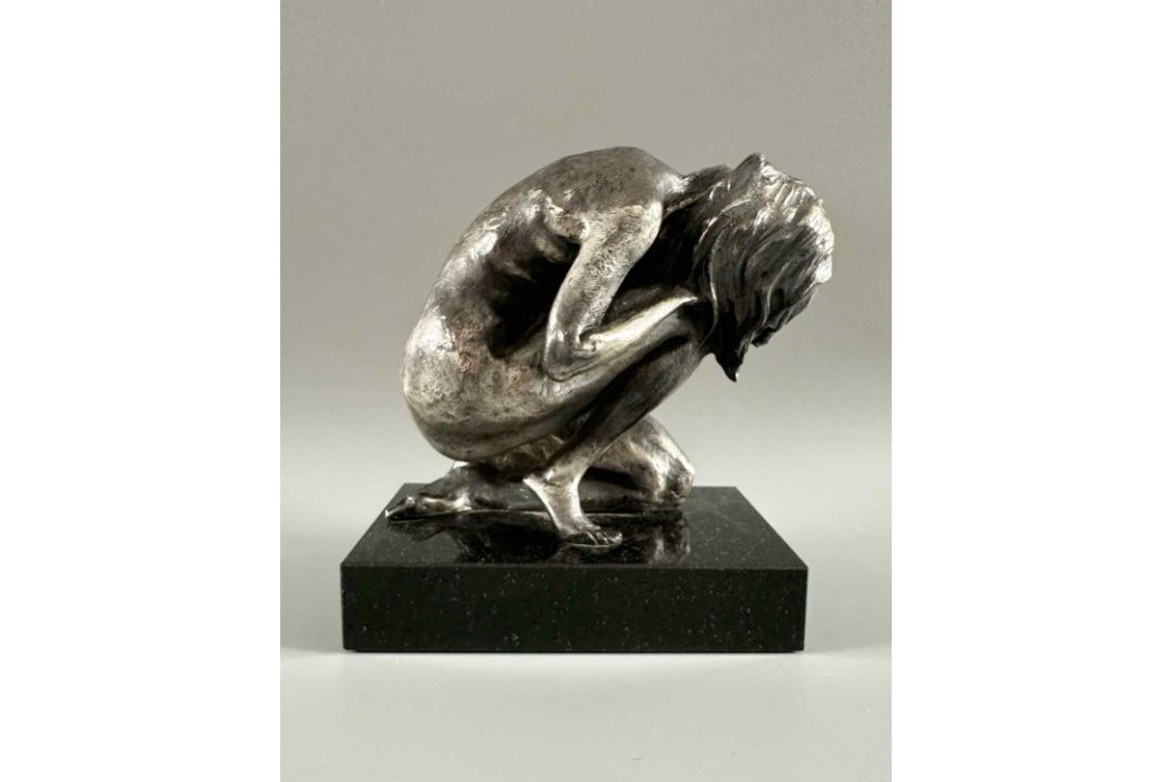 Mariani, Guido (1950-2021), Figur knieender Akt, silberfarbene Bronze, Studio 3 - Bild 5 aus 9