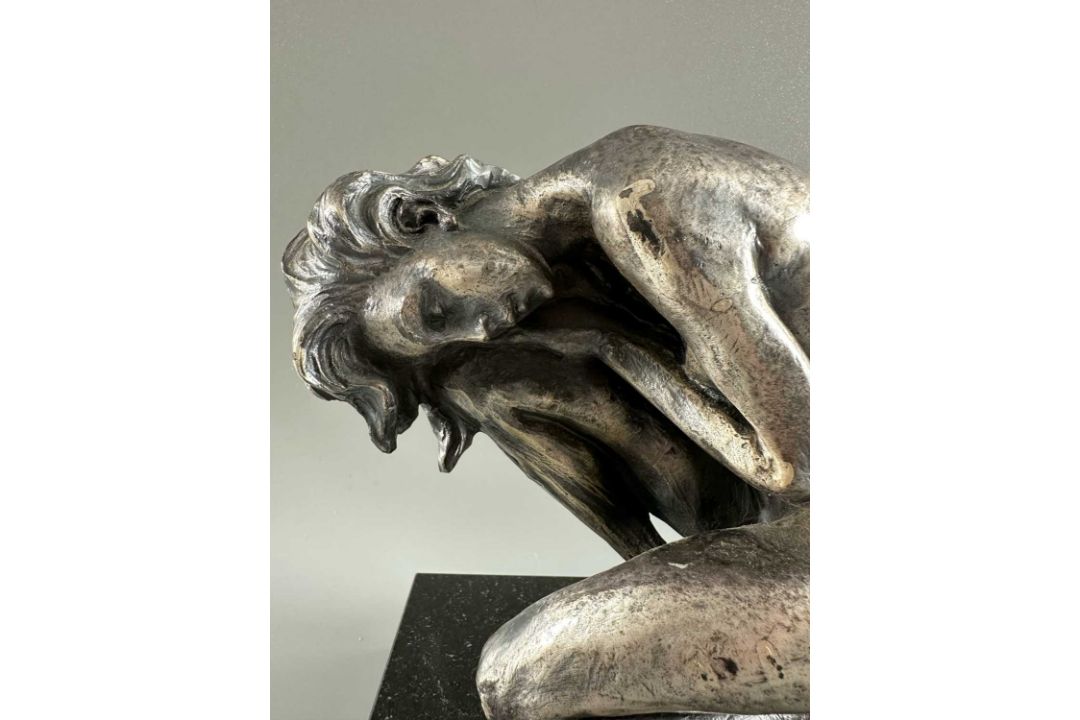 Mariani, Guido (1950-2021), Figur knieender Akt, silberfarbene Bronze, Studio 3 - Bild 3 aus 9
