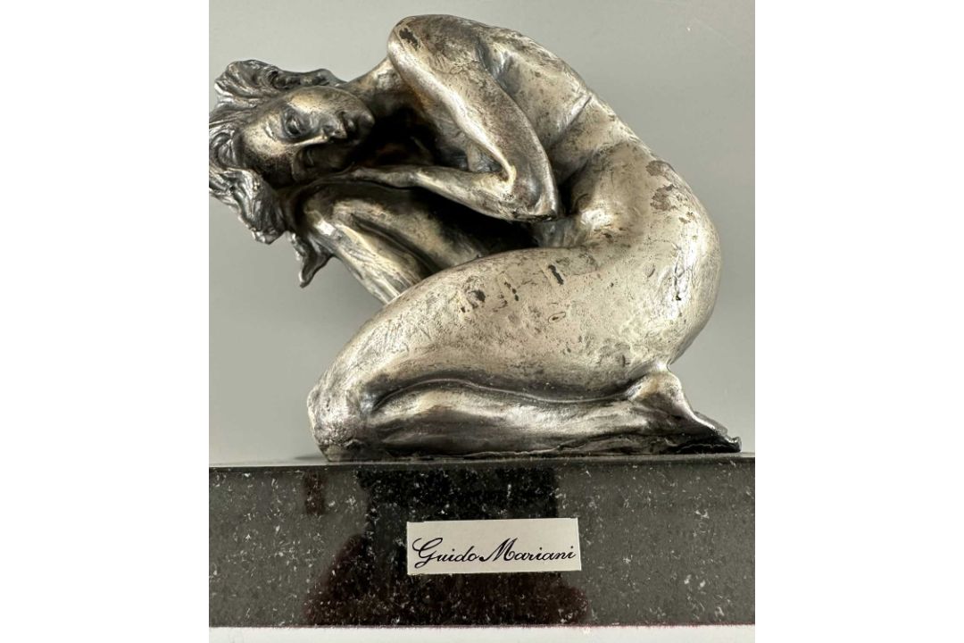 Mariani, Guido (1950-2021), Figur knieender Akt, silberfarbene Bronze, Studio 3 - Bild 4 aus 9
