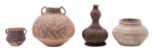 A mixed lot of Chinese pottery,