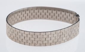 A white gold watch strap with textured bark design,.length 18.