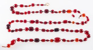 WITHDRAWN LOT An amber bead necklace
