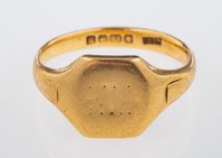 A gold ring signet ring, hallmarked 18ct, Birmingham 1936, weight 7.