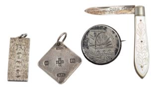 [Isle of Man interest] A Victorian circular souvenir brooch by Stainton Brothers, Birmingham 1882,