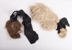 An 18th-century male grey wig,