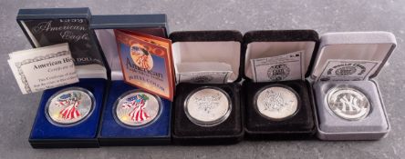 World Series (USA) Three fine silver medallions , from the 2000 World Series,