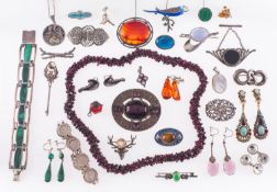 An interesting mixed lot of silver & costume jewellery,