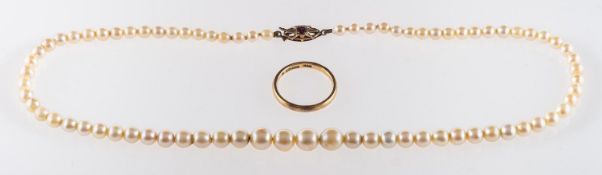A string of pearls and a wedding band, a graduated string of pearls, approx. 4.0mm to 7.