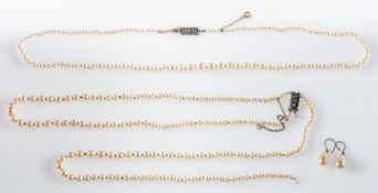 A mixed group of pearl jewellery, to include a single strand of graduated pearls,