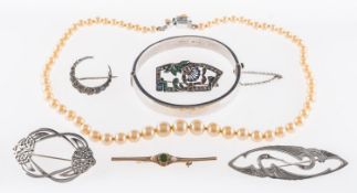 A mixed group of jewellery, to include a silver celtic brooch, marked 925; a silver stork brooch,