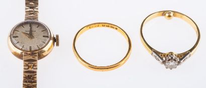 A mixed group of jewellery, including a 22ct yellow gold wedding band, UK hallmark, size U, 3.