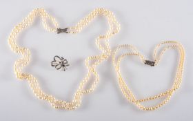 Two double-row pearl necklaces & a brooch, including a cultured pearl necklace, pearls approx. 5.