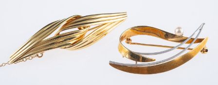 A group of two brooches,