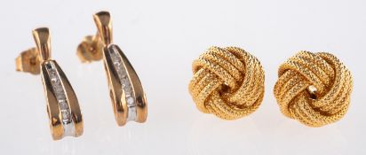 Two pairs of stud earrings, a pair of te