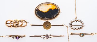 A mixed group of brooches, to include an interlinked brooch, marked 15ct, length approx. 3.
