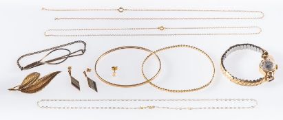 A mixed group of jewellery, including a