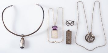 A mixed lot of silver and other jeweller